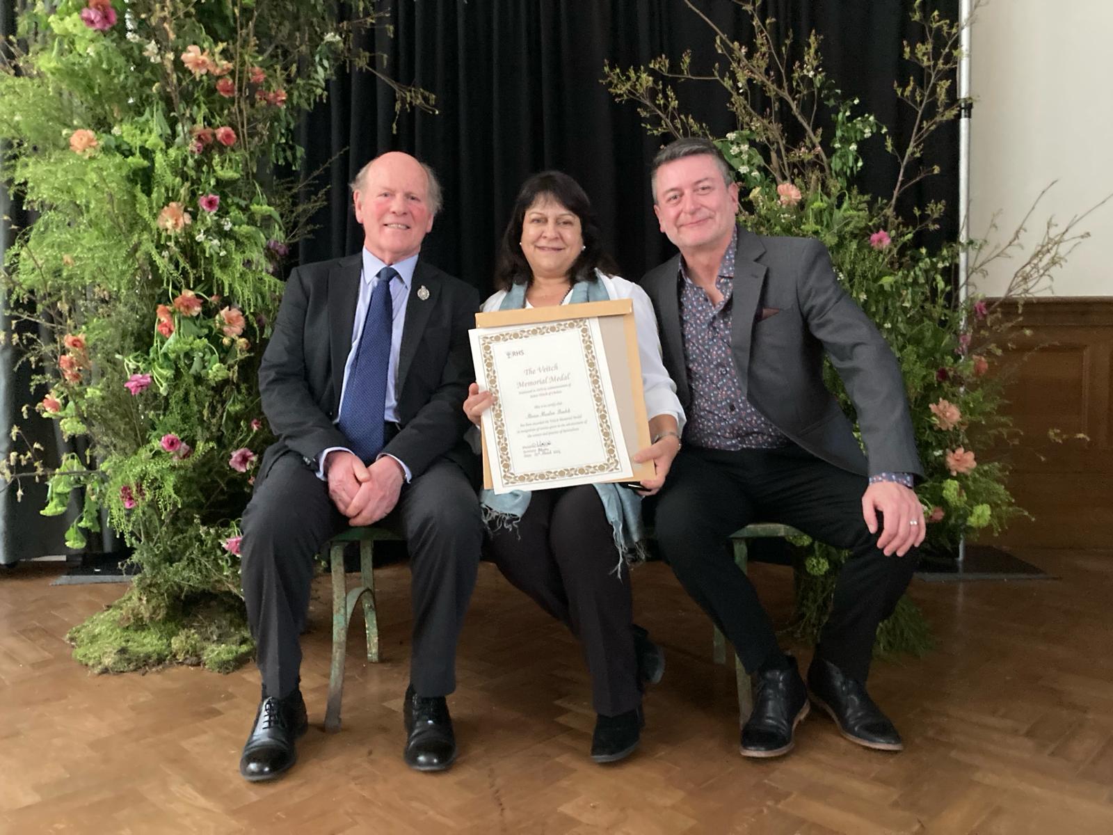 Alumni UC Mónica Musalem se convierte en la primera latinoamericana en recibir el premio Veitch Memorial Medal entregado por la Royal Horticultural Society 