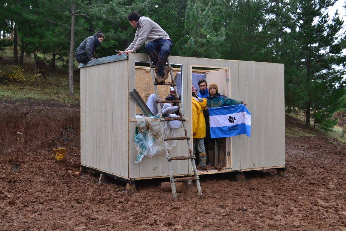 Estudiantes trabajando en la construcción de una casa