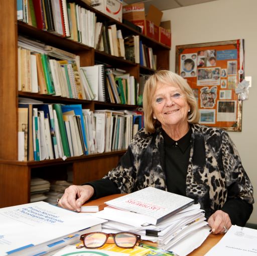 Dra. Gloria Montenegro en su oficina