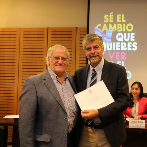 El profesor Francisco Meza recibiendo un diploma como distinción