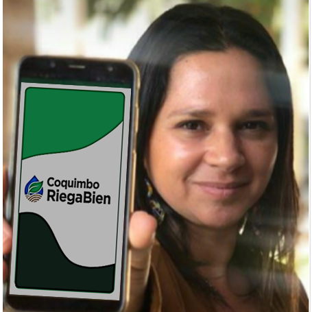Pilar Gil mostrando la aplicación Coquimbo RiegaBien