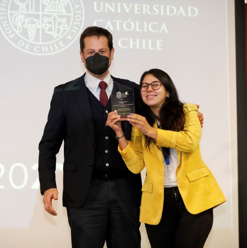 Paula Núñez recibiendo premio 3MT
