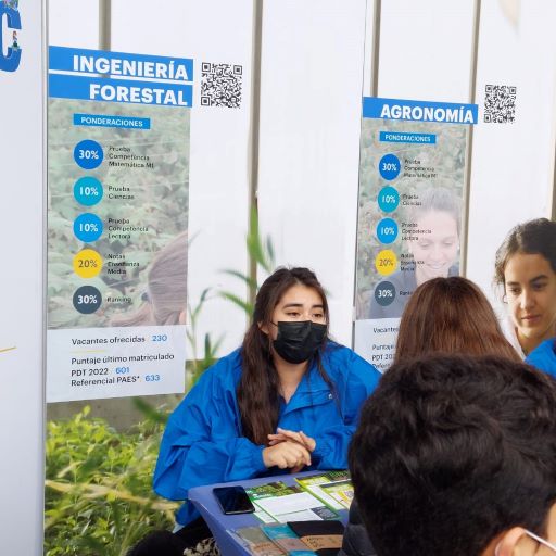 Estudiantes presentando información de nuestras carreras durante el Ensayo PAES