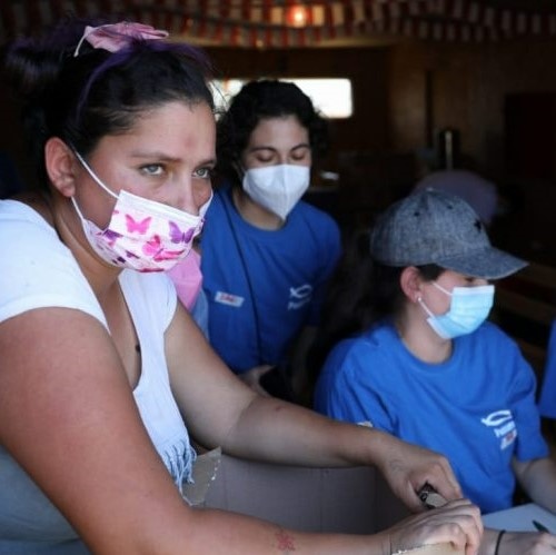 Una de las familias que recibió la caja de navidad