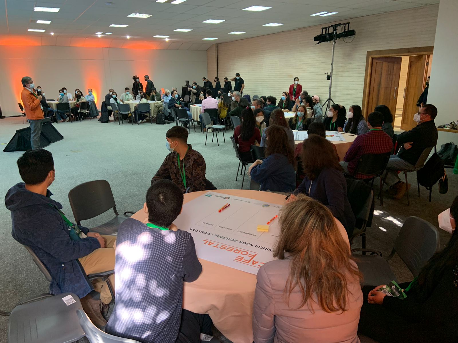 Estudiantes en actividad presencial sobre la relación Academia Industria