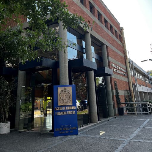 Frontis de la Facultad de Agronomía e Ingeniería Forestal UC