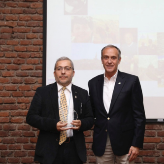 Cristian Bonacic recibe premio a la trayectoria