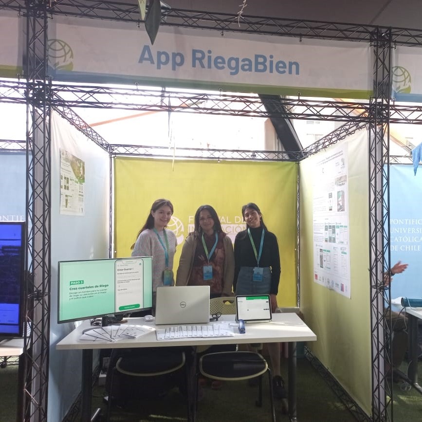 Profesora Pilar Gil en el stand de Coquimbo Riega Bien