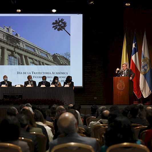 “No son muchas las instituciones universitarias en Chile y el mundo que mantienen en su cuerpo académico a personas que realizan hasta 50 años de trabajo universitario. Hay un acervo cultural y científico que está presente y que nos llena de alegría y reconocimiento”, afirmó el rector Sánchez en la ceremonia. Créditos: César Cortés.