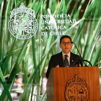 Nuestro académico, Dr. Rodrigo Arriagada, dando inicio a la cátedra Biodiversidad y Desarrollo sostenible